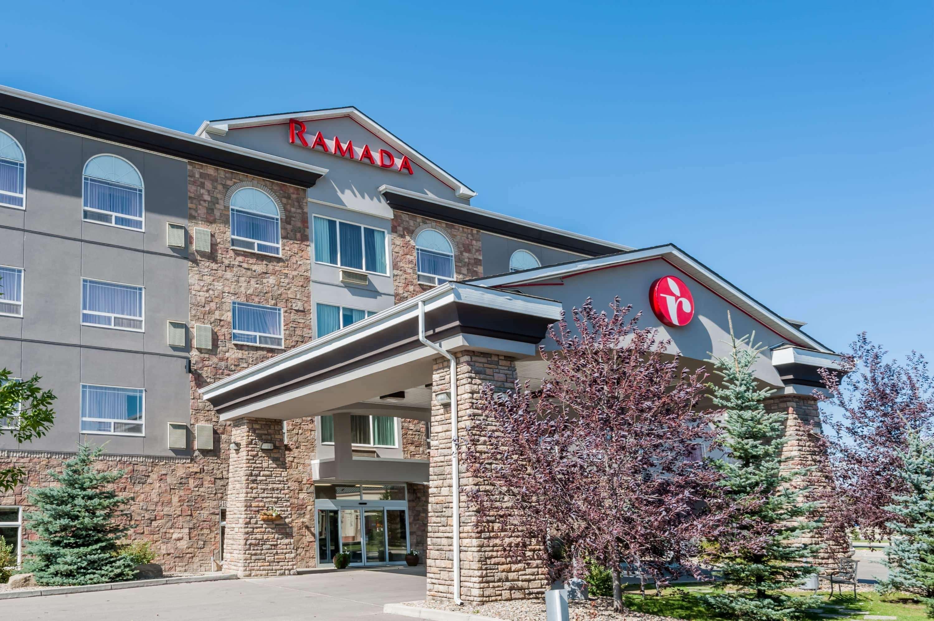 Ramada By Wyndham High River Hotell Eksteriør bilde